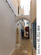 Street in Medina in Sousse, Tunisia. Medieval town Hammamet with colorful walls and house with small private oriental souvenir shops. Стоковое фото, фотограф Яков Филимонов / Фотобанк Лори