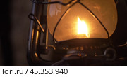 Glass kerosene lamp with a wick burning. Стоковое видео, видеограф Константин Скуридин / Фотобанк Лори