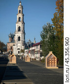 Колокольня в Юрьевце на фоне летнего неба, Старинная колокольня Юрьевца в лучах заката, Архитектурное наследие Юрьевца — колокольня храма, Историческая колокольня в центре Юрьевца, Силуэт колокольни на фоне Волги, Колокольня старинного храма в Юрьевце, Колокольня на берегу Волги, Юрьевецкая колокольня среди русской природы. Стоковое фото, фотограф Сергей Расторгуев / Фотобанк Лори
