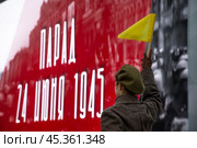Участница театрализованной сцены на территории интерактивного музея под открытым небом на Красной площади в городе Москве, Россия. Редакционное фото, фотограф Николай Винокуров / Фотобанк Лори