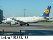 Airbus A320-214(D-AIUN) авиакомпании Люфтганза прибыл в аэропорт Вацлава Гавела. Прага, Чехия (2018 год). Редакционное фото, фотограф Виктор Карасев / Фотобанк Лори