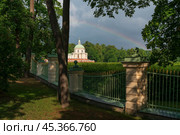 View of the West Pavilion (Church pavilion) of the The Great (Menshikov) Palace above the fence of the Lower Garden in Oranienbaum Park on a sunny summer day, Lomonosov, Saint Petersburg, Russia. Стоковое фото, фотограф Ula Ulachka / Фотобанк Лори