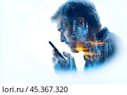 Человек говорит по мобильному телефону. Невозможность уехать в отпуск, дела в большом городе. Противоречия, возможности и потребности. Стоковое AI-изображение, AI-художник Щеголева Ольга / Фотобанк Лори