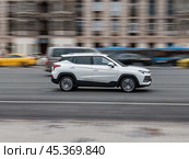 JAC JS4 driving on city highway, white compact crossover panning shot. Редакционное фото, фотограф Константин Григорьев / Фотобанк Лори