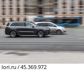 EV crossover SUV Lixiang L9 driving in motion blur on city streets. Редакционное фото, фотограф Константин Григорьев / Фотобанк Лори