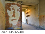 Арка - вход к Фонтанному дому - музею А.А. Ахматовой. Санкт-Петербург, Литейный пр., 53. Редакционное фото, фотограф Александр Алексеев / Фотобанк Лори