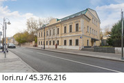 Старинный дом №40 на  ул. Пятницкой в Москве. Редакционное фото, фотограф Владимир Чинин / Фотобанк Лори