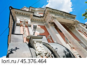 Церковь Архангела Гавриила (Меншикова башня). Фрагмент здания. Москва (2024 год). Редакционное фото, фотограф E. O. / Фотобанк Лори