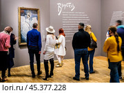 Художник Михаил Врубель. Посетители выставки возле картины  "Царевна-Лебедь". Новая Третьяковская галерея. Москва, Крымский Вал, 10. Россия (2022 год). Редакционное фото, фотограф Владимир Устенко / Фотобанк Лори