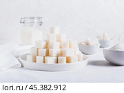 Lump sugar on a plate and granulated sugar in a bowl and jar on the table. Стоковое фото, фотограф Елена Руй / Фотобанк Лори
