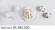 Alternative choice between lump sugar and granulated sugar on white top view web banner. Стоковое фото, фотограф Елена Руй / Фотобанк Лори
