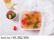 Marmalade candies are infused in lemonade for subsequent freezing in a container. Стоковое фото, фотограф Елена Руй / Фотобанк Лори