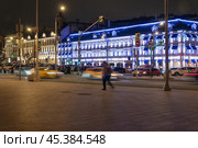 Трубная площадь, дом 2 с вечерней подсветкой. Редакционное фото, фотограф Алёшина Оксана / Фотобанк Лори