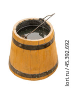 Деревянная бадья на белом фоне. Wooden bucket isolated on white background. Стоковое фото, фотограф Татьяна Д / Фотобанк Лори