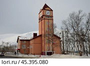 Kirovsk, Murmansk region, Russia, March 18, 2024: Museum and Exhibition Сenter of JSC Apatit with clock tower on Lenin Avenue. Редакционное фото, фотограф Алексей Антипов / Фотобанк Лори
