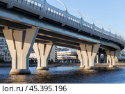 Overpass metal road bridge, a part of the intracity toll highway (2024 год). Стоковое фото, фотограф EugeneSergeev / Фотобанк Лори