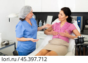 Woman asking cosmetologist about breast lift and reshaping procedures. Стоковое фото, фотограф Яков Филимонов / Фотобанк Лори