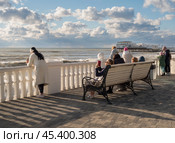 Прогулка по набережной у моря. Город Сочи, Приморский пляж. Редакционное фото, фотограф Анна Шейко / Фотобанк Лори