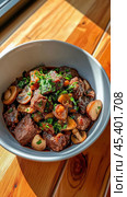 Вкусная говядина по-бургундски с красным вином - уютная сцена французской кухни. Стоковое AI-изображение, AI-художник ФотоИнтеллект / Фотобанк Лори