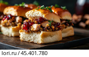 Вкусные праздничные слайдеры с индейкой и начинкой для праздничных посиделок. Стоковое AI-изображение, AI-художник ФотоИнтеллект / Фотобанк Лори