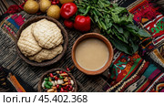 Эквадорская квартира día de los difuntos с традиционными продуктами питания и текстилем. Стоковое AI-изображение, AI-художник ФотоИнтеллект / Фотобанк Лори