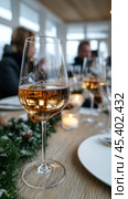 Элегантный опыт дегустации немецкого пива Eiswein с насыщенным янтарным цветом в зимней обстановке. Стоковое AI-изображение, AI-художник ФотоИнтеллект / Фотобанк Лори