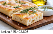 Свежеиспеченная фокачча с розмарином и морской солью на деревянной доске — идеально подходит для кулинарного и рецептурного дизайна. Стоковое AI-изображение, AI-художник ФотоИнтеллект / Фотобанк Лори