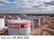 Нефтяные цистерны. Стоковое фото, фотограф Павел Просянов / Фотобанк Лори