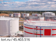 Нефтяные цистерны. Стоковое фото, фотограф Павел Просянов / Фотобанк Лори