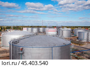 Нефтяные цистерны. Стоковое фото, фотограф Павел Просянов / Фотобанк Лори