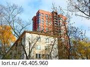Город растет. Фрагмент старого жилого дома на фоне новостройки. Москва, ул. Шушенская, 5 и 7. Стоковое фото, фотограф Александр Замараев / Фотобанк Лори