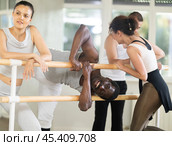 African American man goofing around by ballet barre with fellow dancers in studio. Стоковое фото, фотограф Яков Филимонов / Фотобанк Лори