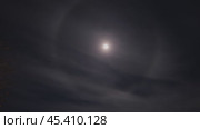 Moon Halo on night sky. Стоковое видео, видеограф Михаил Коханчиков / Фотобанк Лори