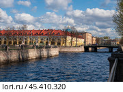 St. Petersburg, Russia, 04.30.2023: View of the Nikolsky Rows building on the Kryukov Canal embankment, Staro-Nikolsky and Krasnogvardeysky bridges on a sunny spring day. Редакционное фото, фотограф Ula Ulachka / Фотобанк Лори