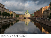View of Saint Isidore's (Isidorovskaya) Church against the background of the Mogilev Bridge over the Griboyedov Canal on a sunny summer day, St. Petersburg, Russia. Стоковое фото, фотограф Ula Ulachka / Фотобанк Лори