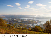 Город Петропавловск-Камчатский, Камчатский край, Россия. Вид сверху на жилой район Зелёная роща и Камчатскую ТЭЦ-1. Красивый осенний пейзаж с портовым городом и бухтами. Дальний Восток России. Стоковое фото, фотограф Андрей Степанов / Фотобанк Лори