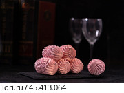 Cranberry marshmallows or marshmallows with a cup of tea. Natural Dietary Marshmallows. Стоковое фото, фотограф Ирина Ручушкина / Фотобанк Лори