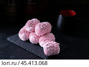Cranberry marshmallows or marshmallows with a cup of tea. Natural Dietary Marshmallows. Стоковое фото, фотограф Ирина Ручушкина / Фотобанк Лори