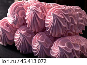 Cranberry marshmallows or marshmallows with a cup of tea. Natural Dietary Marshmallows. Стоковое фото, фотограф Ирина Ручушкина / Фотобанк Лори
