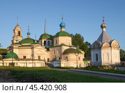Вид на старинную церковь Параскевы Пятницы (Рождества Богородицы) солнечным июльским утром. Старица, Тверская область (2021 год). Стоковое фото, фотограф Виктор Карасев / Фотобанк Лори