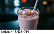 Вкусный клубничный протеиновый коктейль в стакане с полосатой соломинкой для концепций питания и здоровья. Стоковое AI-изображение, AI-художник ФотоИнтеллект / Фотобанк Лори