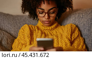Потрясенная женщина сосредотачивается на смартфоне для связи и информации. Стоковое AI-изображение, AI-художник ФотоИнтеллект / Фотобанк Лори