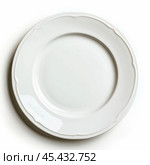 Empty white porcelain plate with scalloped edge on white background. Стоковое AI-изображение, AI-художник Иван Рябоконь / Фотобанк Лори