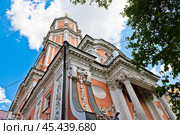 Церковь Архангела Гавриила (Меншикова башня). Солнечный летний день. Москва. Россия (2024 год). Редакционное фото, фотограф E. O. / Фотобанк Лори