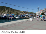Набережная Назукина в городе Балаклаве, Севастополь, Крым (2021 год). Редакционное фото, фотограф Free Wind / Фотобанк Лори
