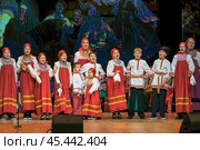 Детский песенный ансамбль в национальных костюмах. Редакционное фото, фотограф Владимир Дресвянников / Фотобанк Лори