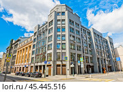 Улица Ильинка, дом 11/10, строение 1. Солнечный летний день. Москва (2024 год). Редакционное фото, фотограф E. O. / Фотобанк Лори