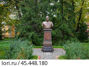 Санкт-Петербург. Стрельна. Троицкая Сергиева Приморская пустынь.Бюст Михаил Николаевич Галкин-Вракской. Редакционное фото, фотограф Литвяк Игорь / Фотобанк Лори