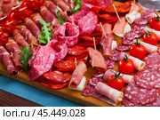 Fuet, jamon, chorizo, olives. Стоковое фото, фотограф Яков Филимонов / Фотобанк Лори