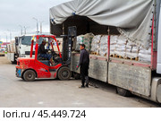 Russia. Samara, June 28, 2024: a forklift unloads a truck with construction materials. Редакционное фото, фотограф Акиньшин Владимир / Фотобанк Лори